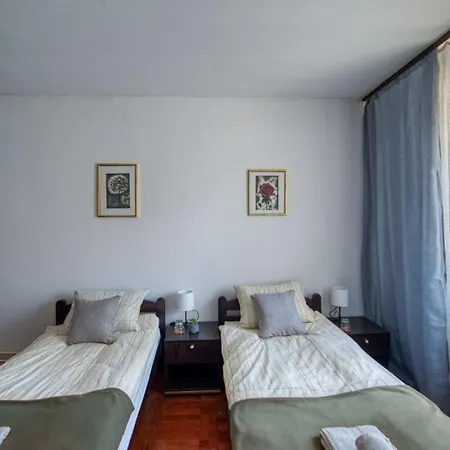 Two Towers Homestay *